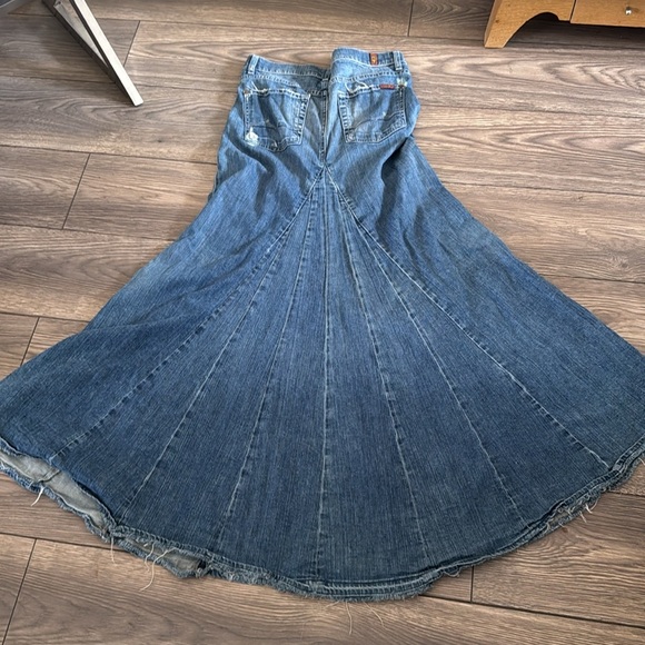 Perfectly distressed 7 for all mankind denim skirt with a train - Picture 4 of 16